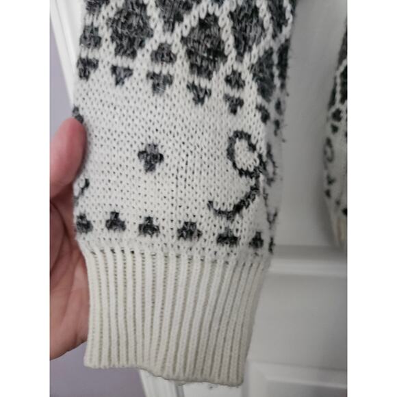 Floral Patterned Crew Neck Sweater - Picture 11 of 16